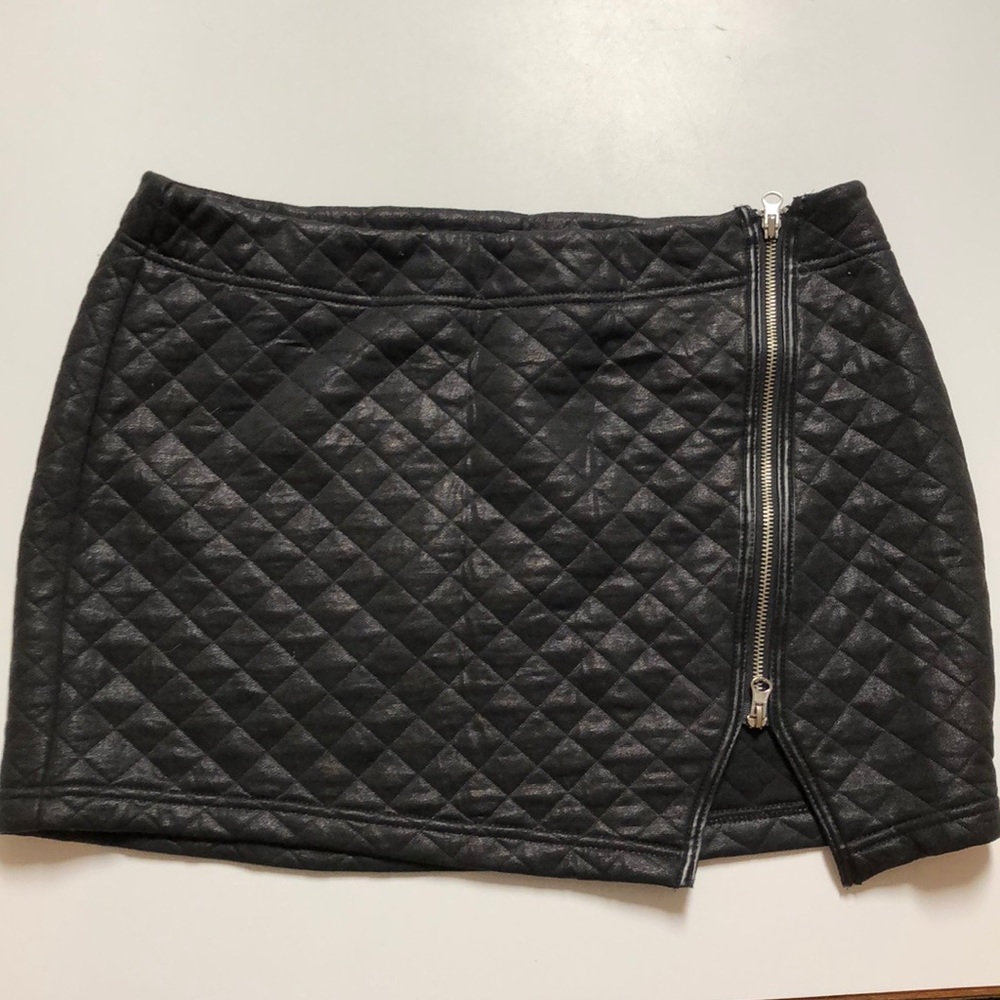 EXPRESS black quilted mini skirt with zipper!